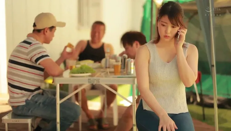 Gã chồng khờ để cô vợ tham gia sự kiện cắm trại với mấy gã cạnh bên nhà và cái kết
