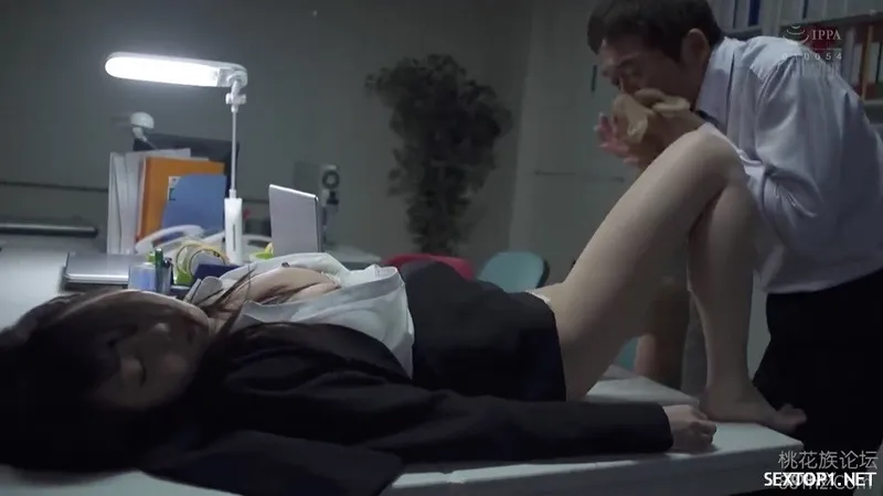 Em thư ký cam chịu gặp phải gã tiền bối biến thái