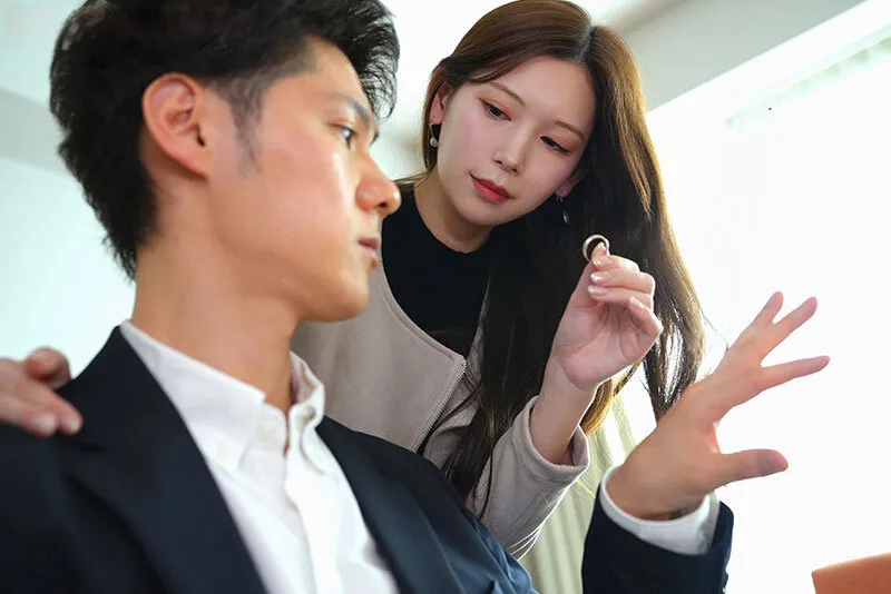 Vợ yêu đi đi chơi, gã chồng ở nhà bị nhỏ em cô vợ gạ đụ không trượt phát nào